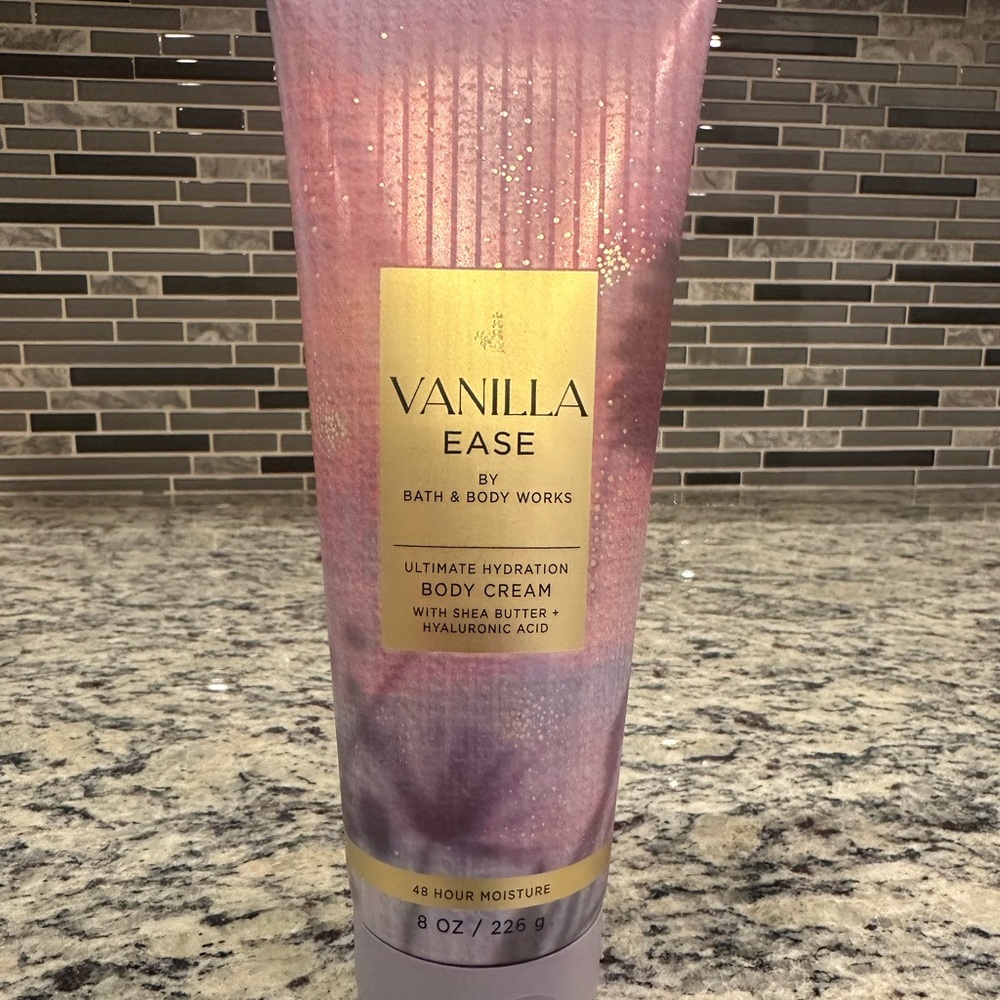 Bath & Body Works: Discontinued 8 Oz Vanilla Ease Ultimate Hydration Body Cream
